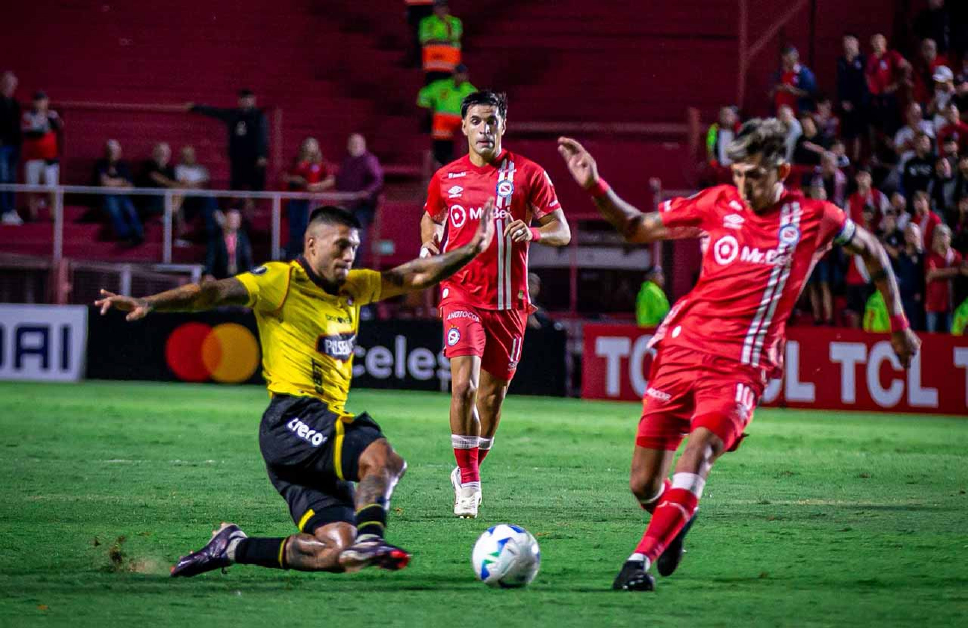 Barcelona elimina Argentinos Jrs nos p&ecirc;naltis e pega Botafogo na Liberta