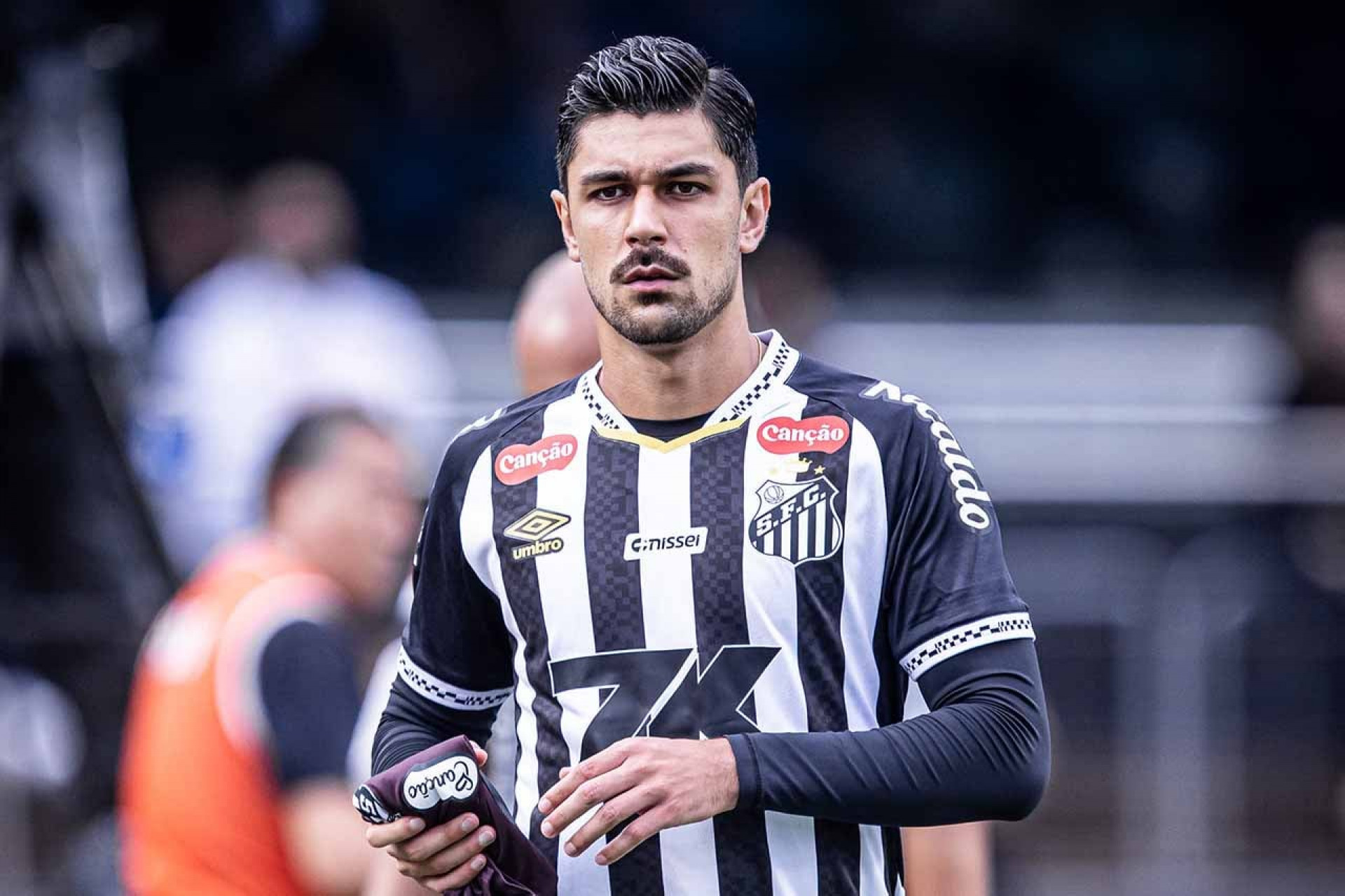 Santos paga d&iacute;vida por Jo&atilde;o Basso e aguarda fim do transfer ban na Fifa