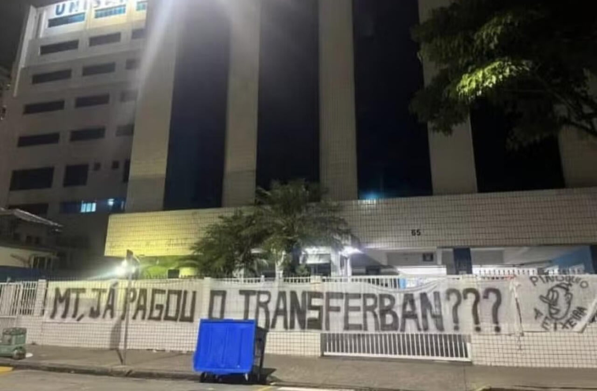 Torcedores do Santos protestam novamente contra Marcelo Teixeira