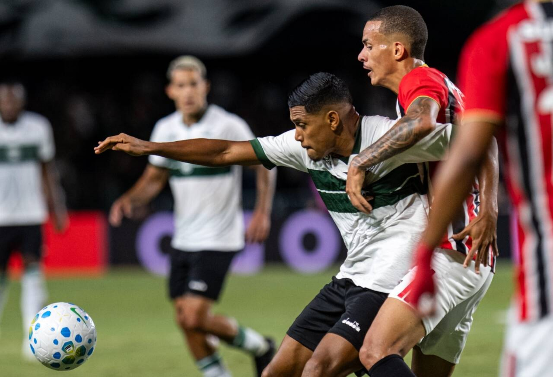 S&atilde;o Paulo vence Coritiba fora de casa e mant&eacute;m press&atilde;o por ponta do Brasileir&atilde;o