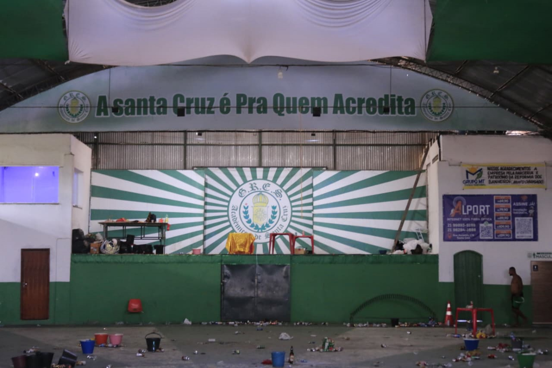 Integrantes da Acadêmicos de Santa Cruz comemoram título da Série Prata e retorno à Série Ouro - Carlos Elias / Agência O Dia