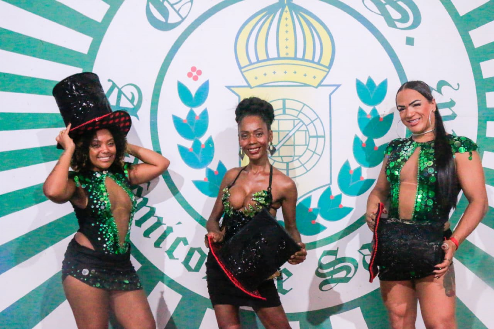 Passistas e musa da Acadêmicos de Santa Cruz celebram título de campeã da Série Prata - Carlos Elias / Agência O Dia