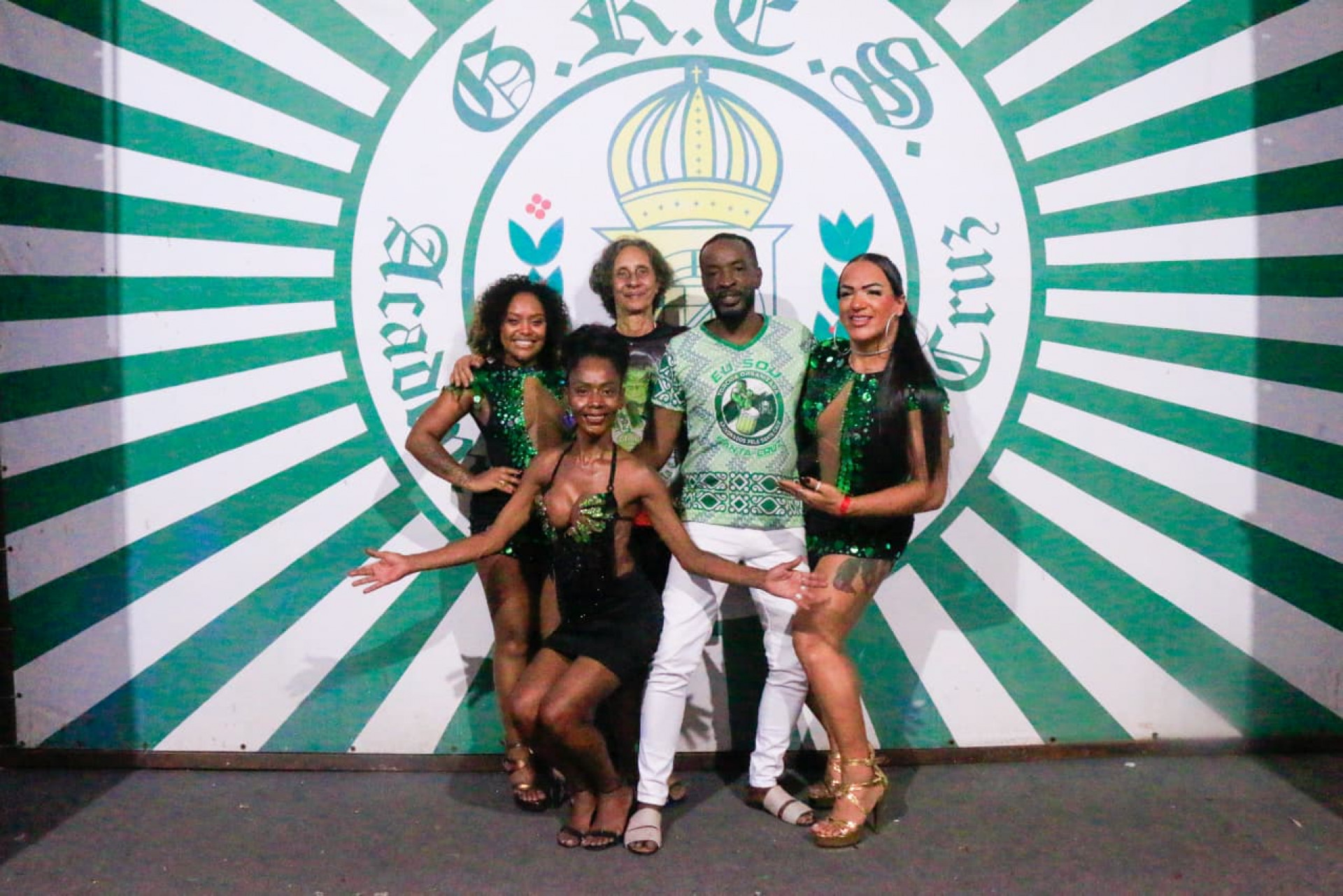 Passistas, musa, carnavalesco Márcio Phessoa e compositora da Acadêmicos de Santa Cruz celebram título  - Carlos Elias / Agência O Dia