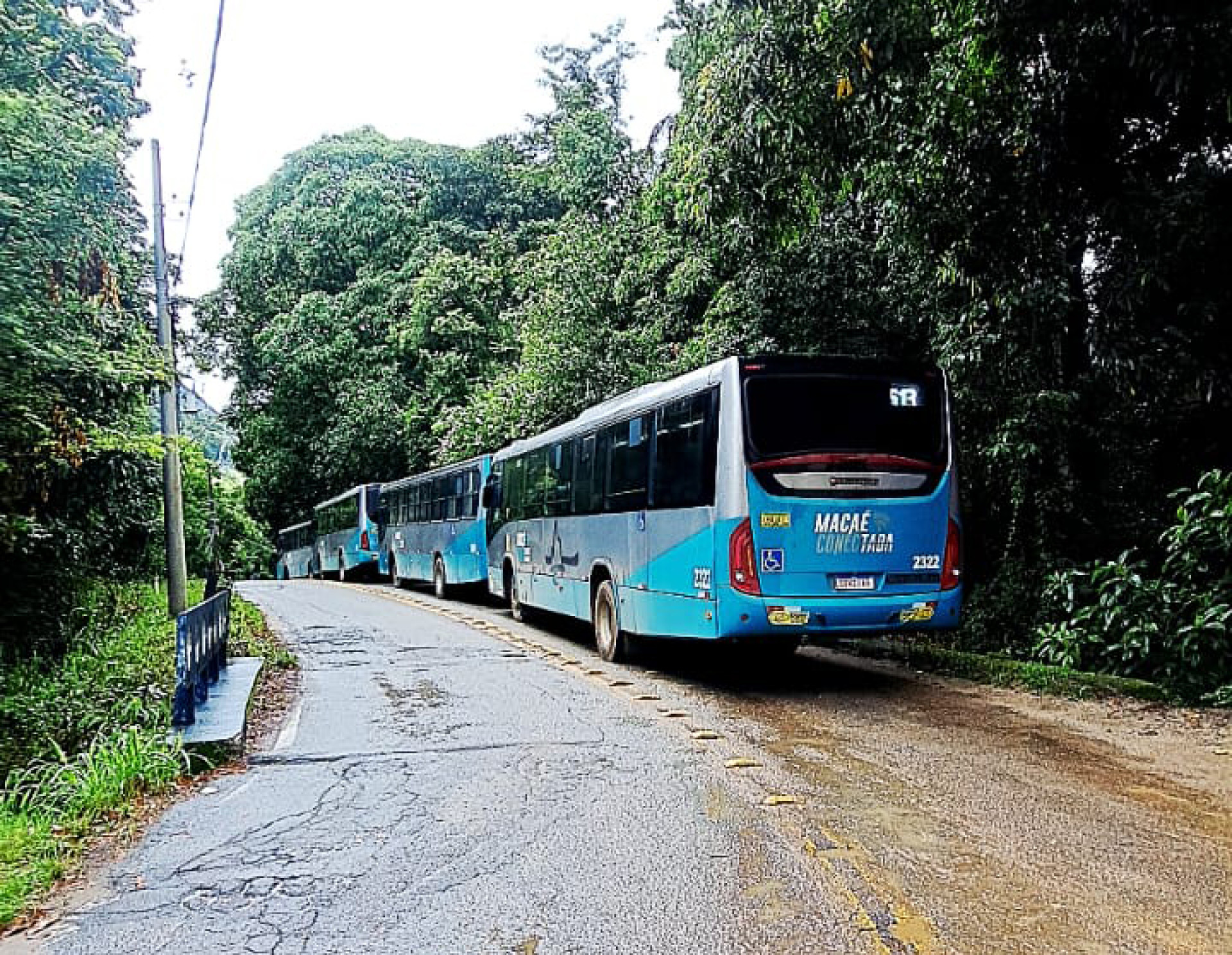 Interdi&ccedil;&atilde;o na RJ-162 obriga passageiros a descer antes da ponte e seguir viagem ap&oacute;s baldea&ccedil;&atilde;o - Foto: Divulga&ccedil;&atilde;o