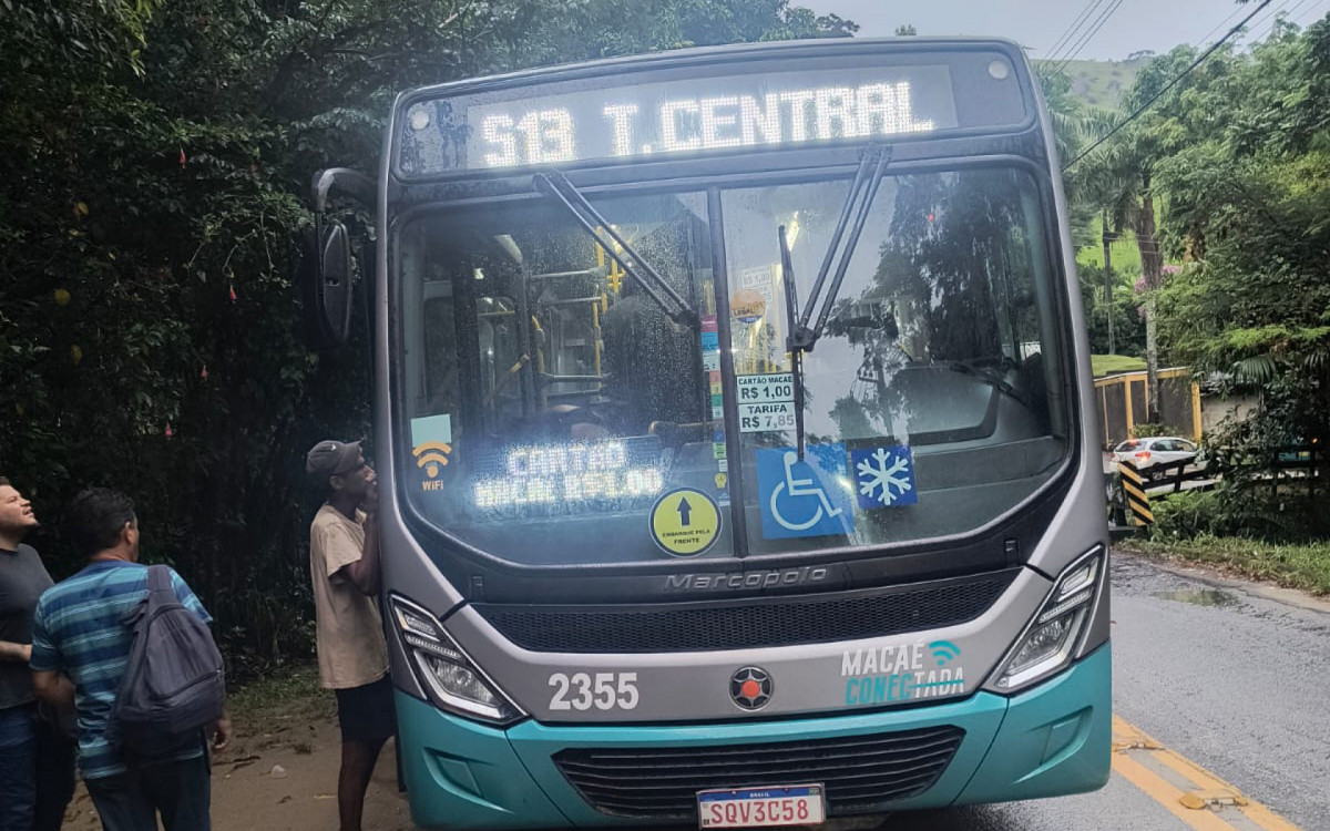 Interdição na RJ-162 obriga passageiros a descer antes da ponte e seguir viagem após baldeação