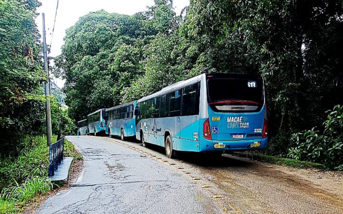 Interdição na RJ-162 obriga passageiros a descer antes da ponte e seguir viagem após baldeação