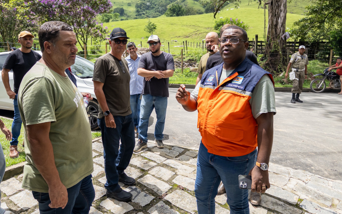 Máquinas trabalham na recuperação de cabeceiras de pontes para restabelecer o acesso de moradores