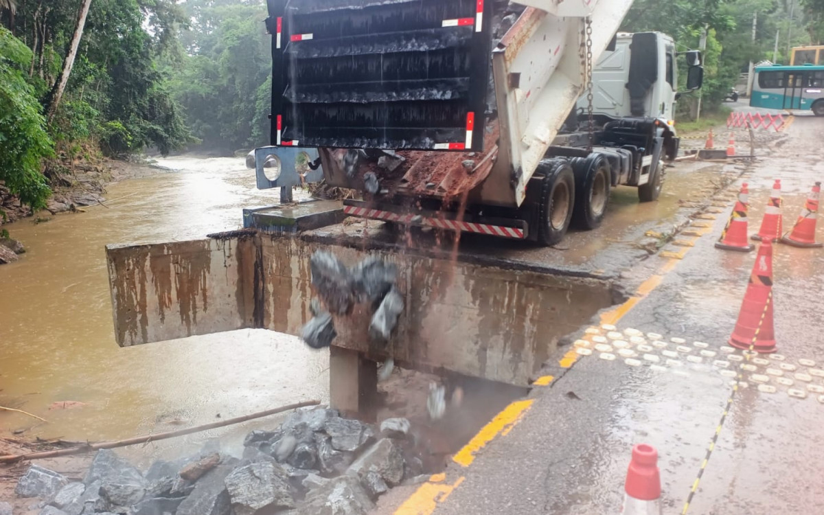 Chuva intensa mobiliza Defesa Civil e causa transtornos em Macaé