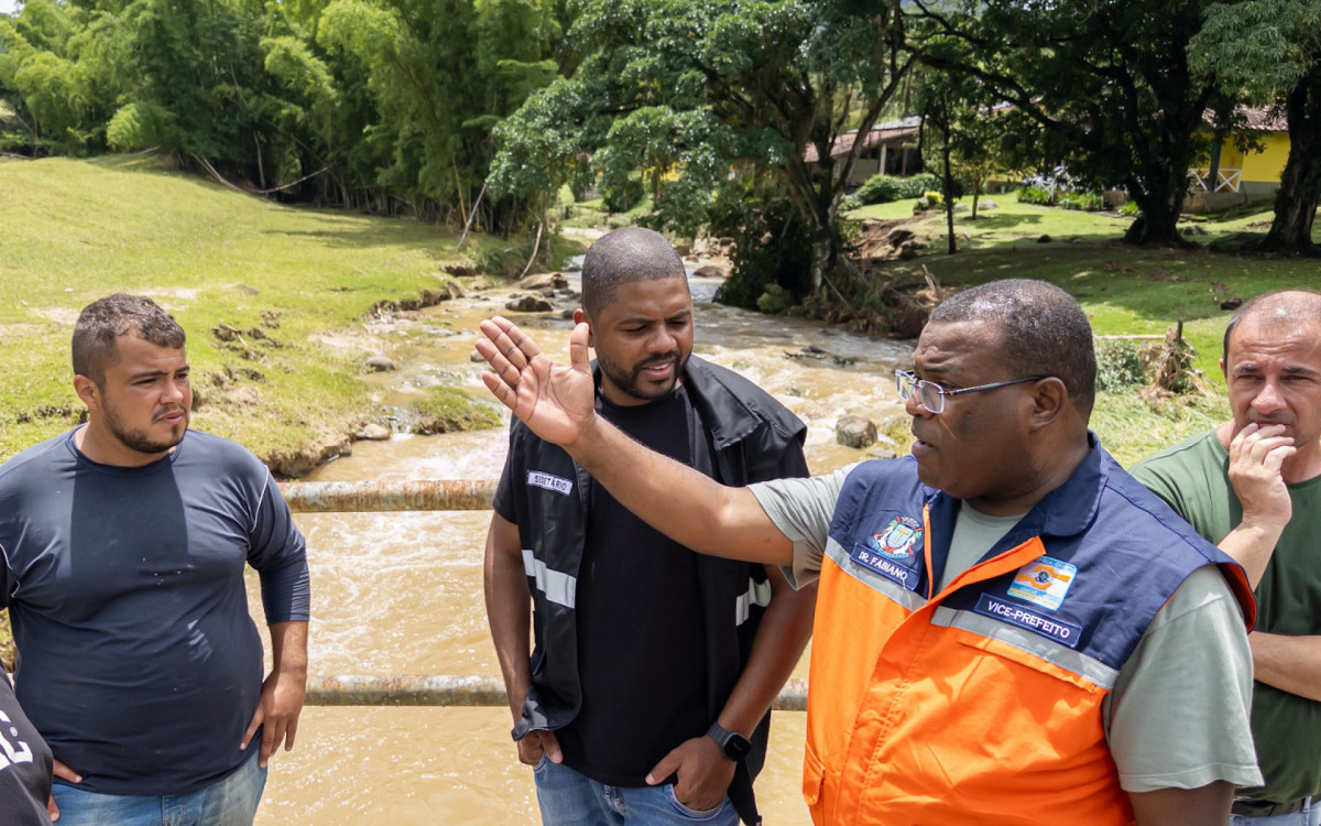 Máquinas trabalham na recuperação de cabeceiras de pontes para restabelecer o acesso de moradores