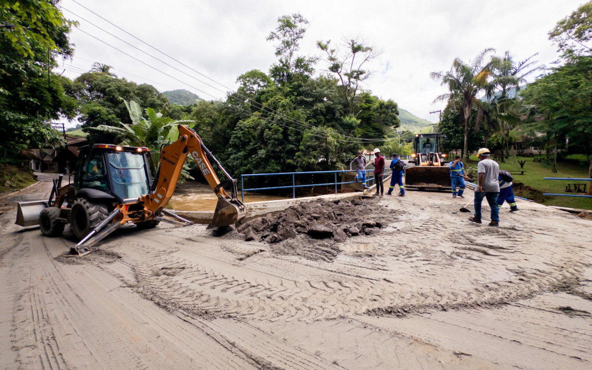 Máquinas trabalham na recuperação de cabeceiras de pontes para restabelecer o acesso de moradores