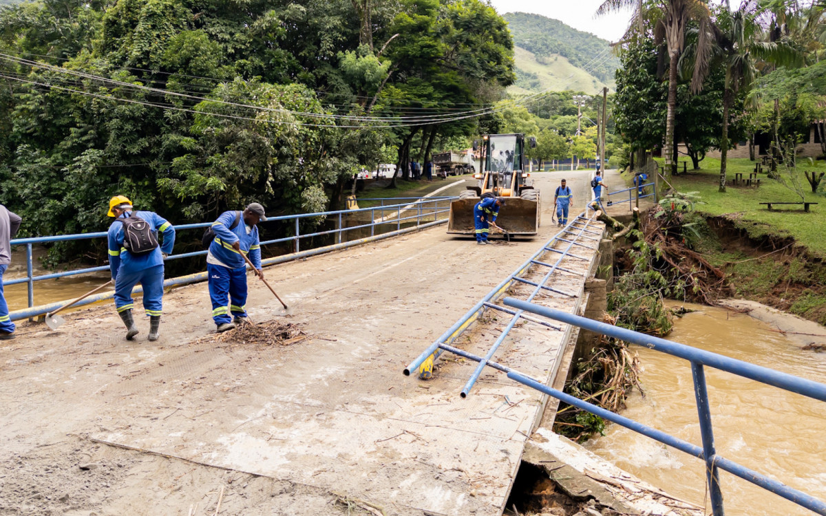 Máquinas trabalham na recuperação de cabeceiras de pontes para restabelecer o acesso de moradores