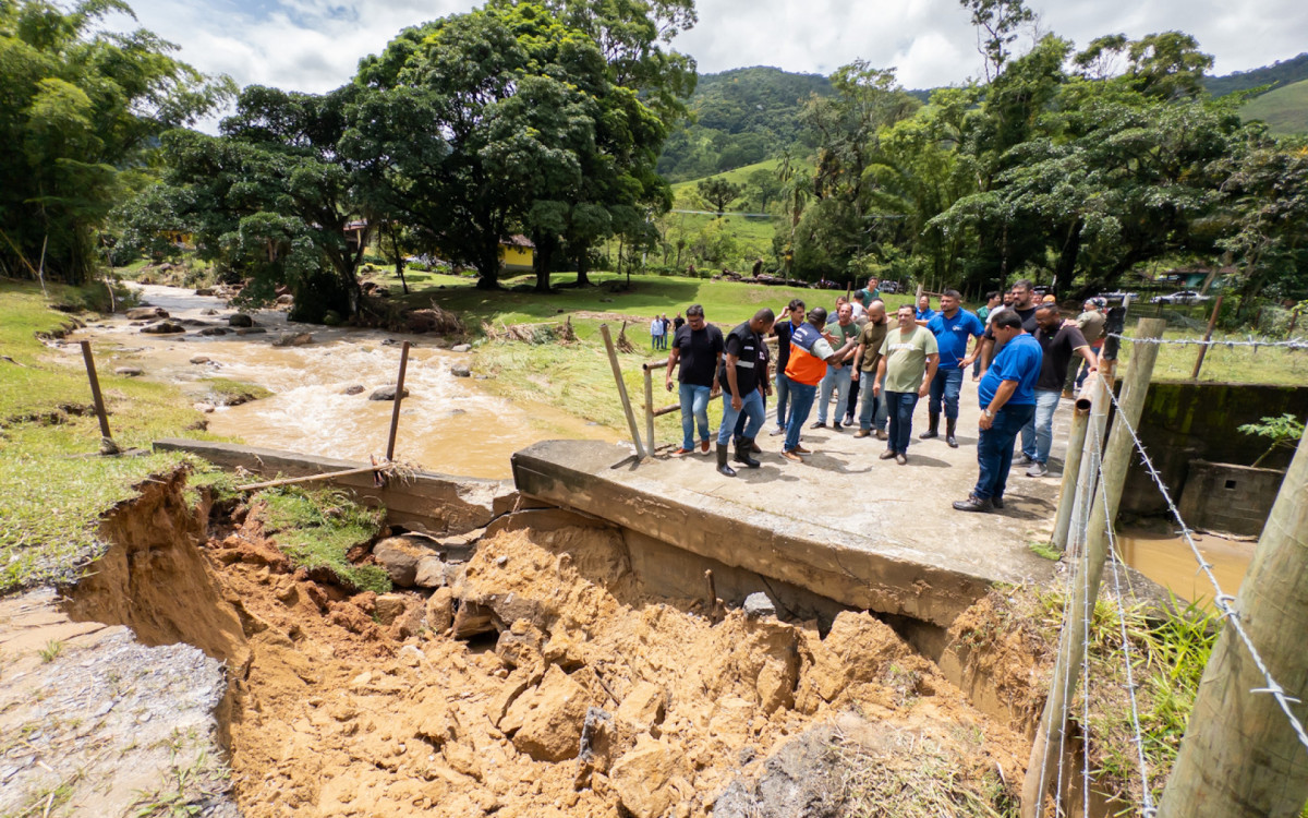 Máquinas trabalham na recuperação de cabeceiras de pontes para restabelecer o acesso de moradores