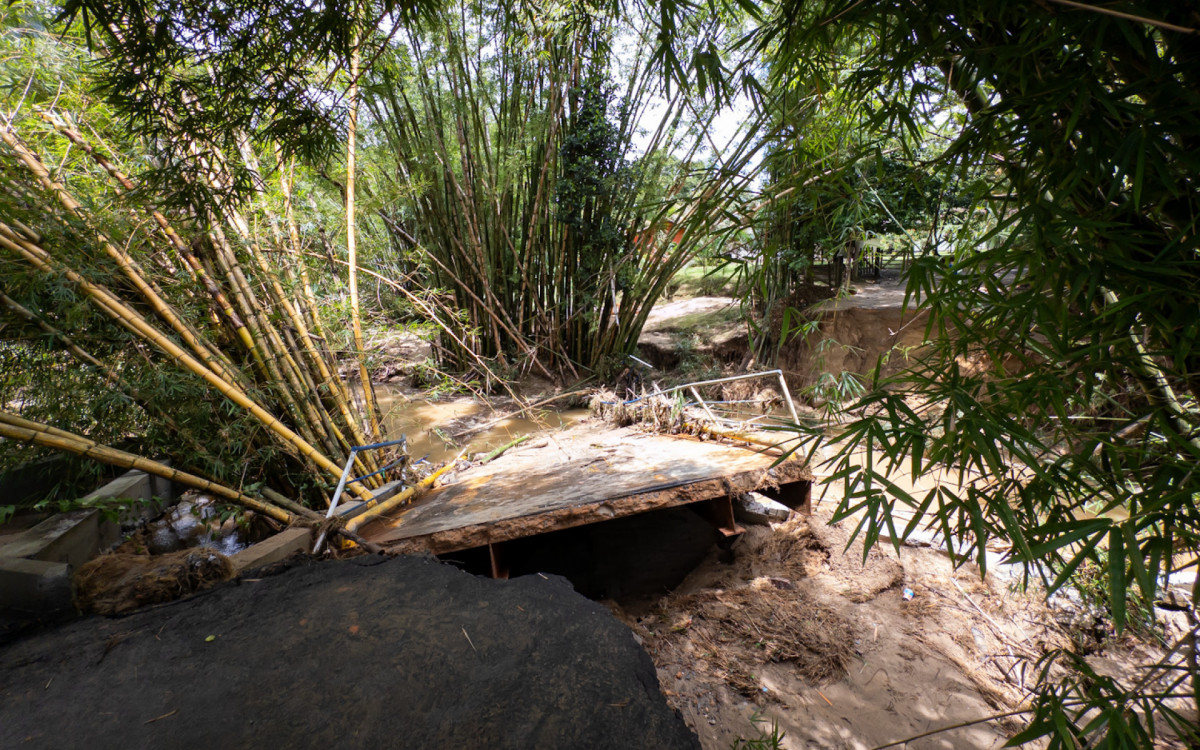 Máquinas trabalham na recuperação de cabeceiras de pontes para restabelecer o acesso de moradores
