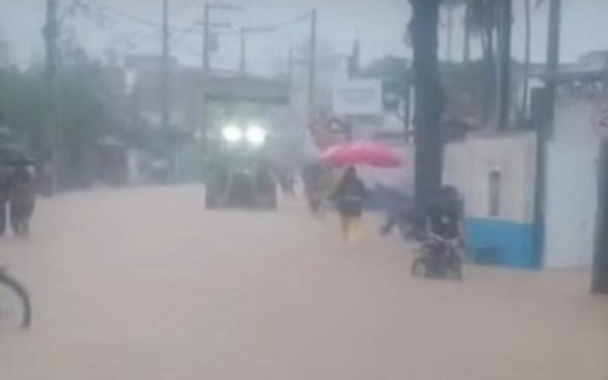 Temporal provoca alagamentos e suspende aulas em Rio das Ostras