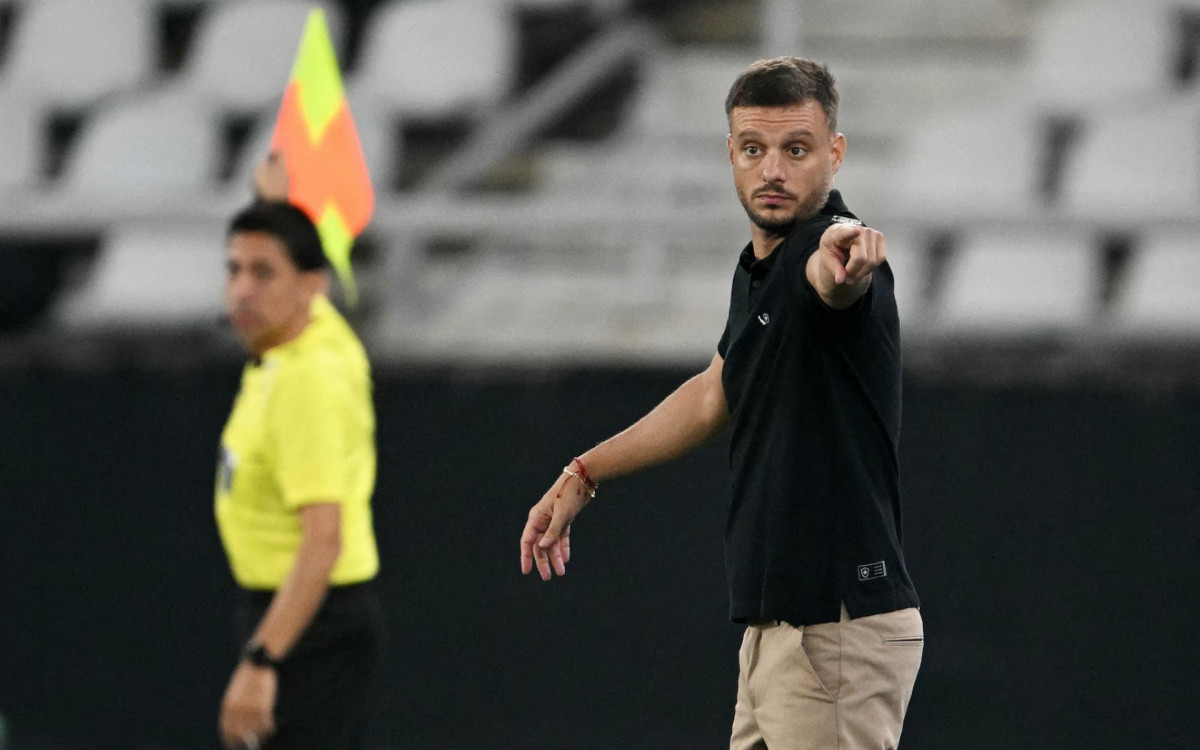 Anselmi no jogo entre Botafogo e Nacional Potosí