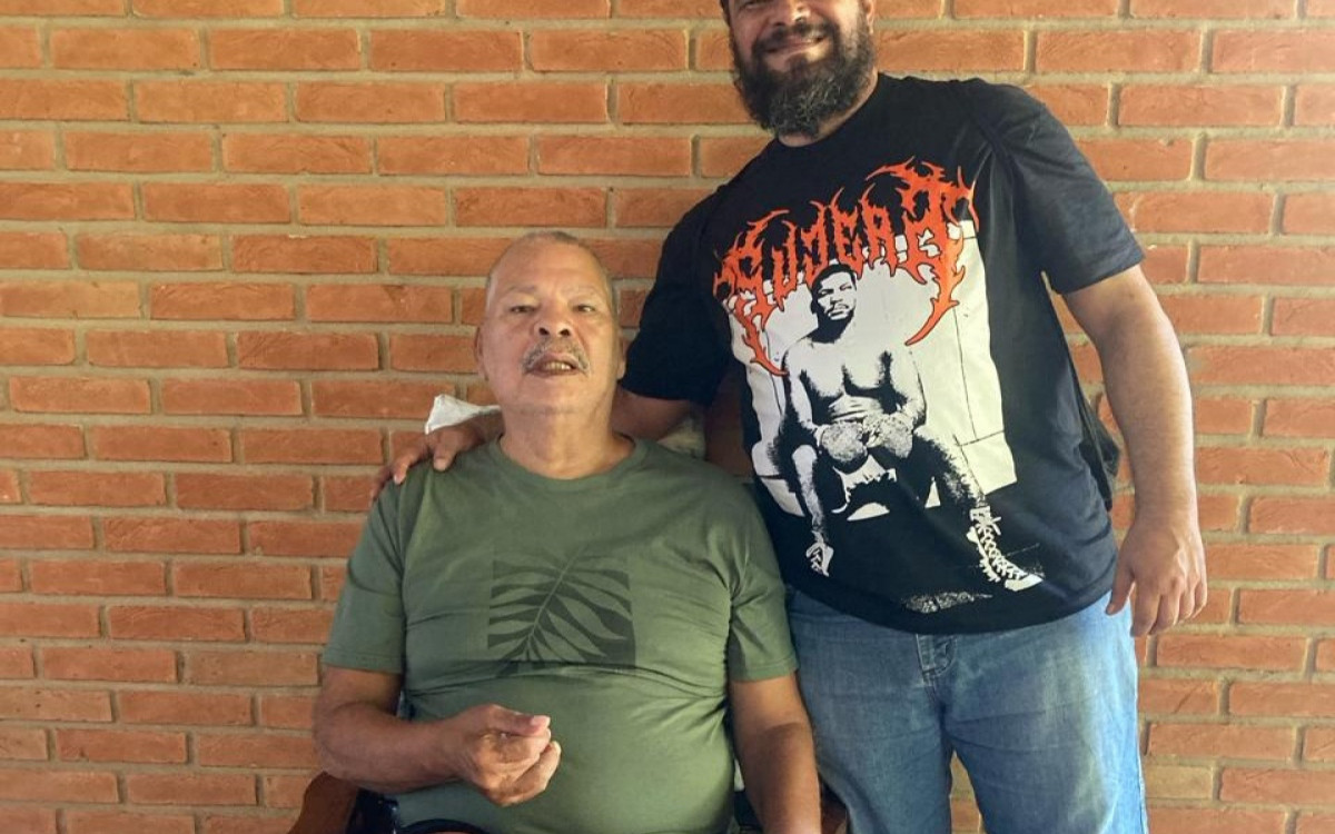 Maguila ao lado de Fernando Tucori durante entrevista para o livro