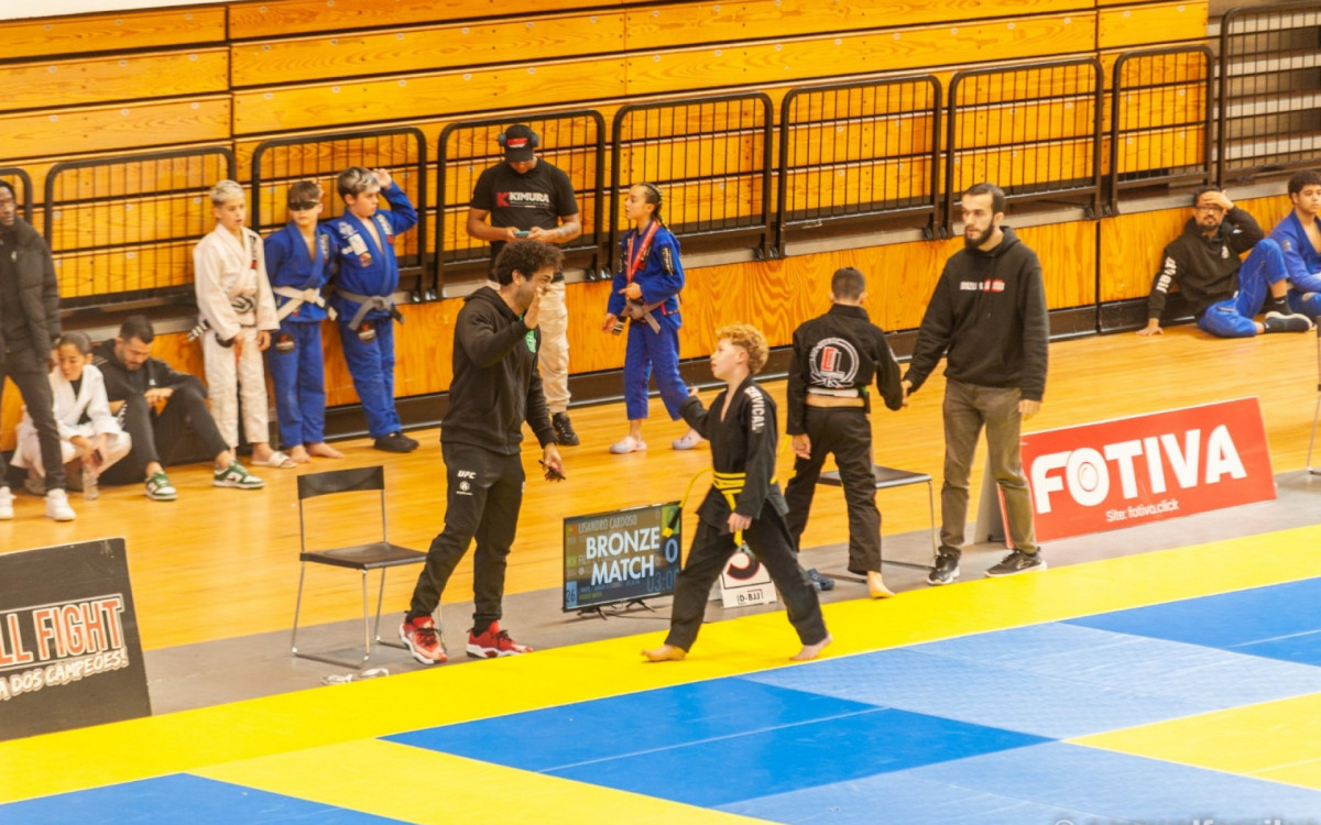 Além de competir, faixa-preta também exerce importante papel como professor