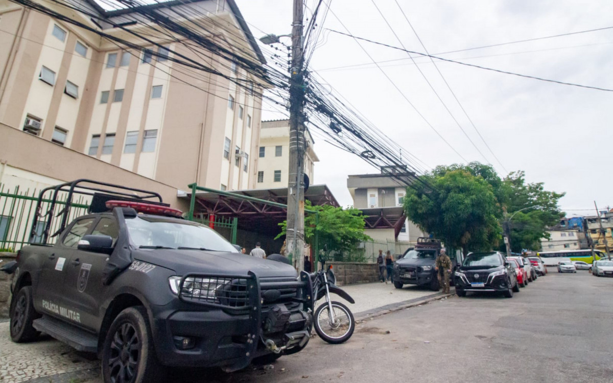 Movimentação policial em frente ao Hospital de Bonsucesso, para onde os criminosos baleados foram encaminhados - Érica Martin/Agência O DIA
