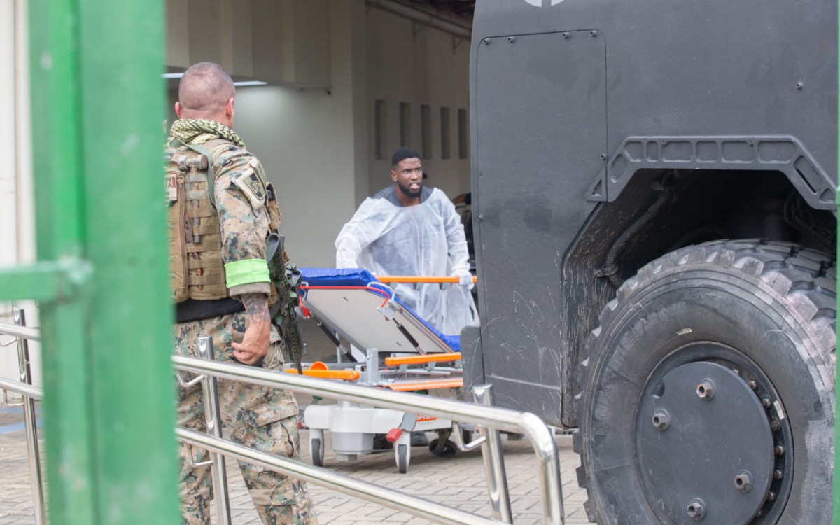 Movimentação policial em frente ao Hospital de Bonsucesso, para onde os criminosos baleados foram encaminhados - Érica Martin/Agência O DIA