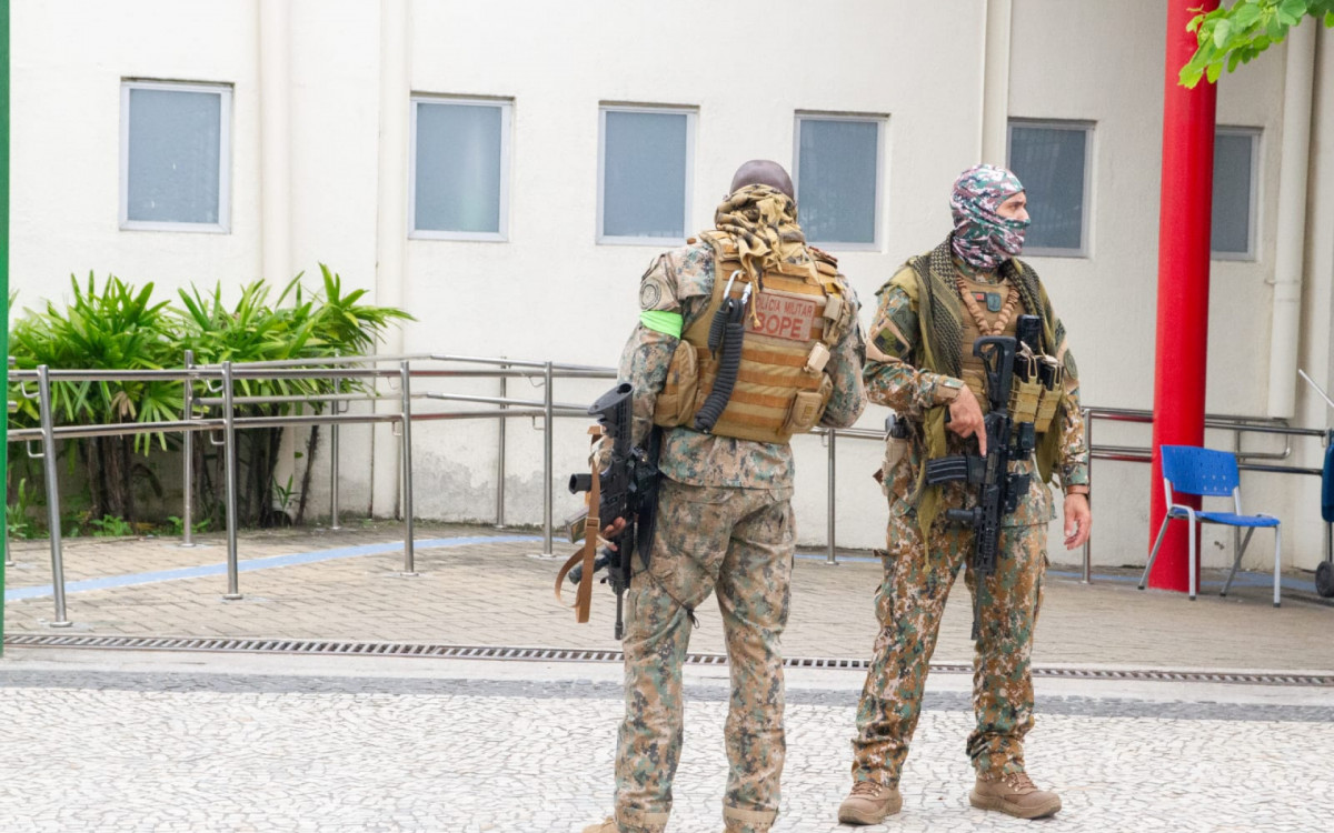 Movimentação policial em frente ao Hospital de Bonsucesso, para onde os criminosos baleados foram encaminhados - Érica Martin/Agência O DIA