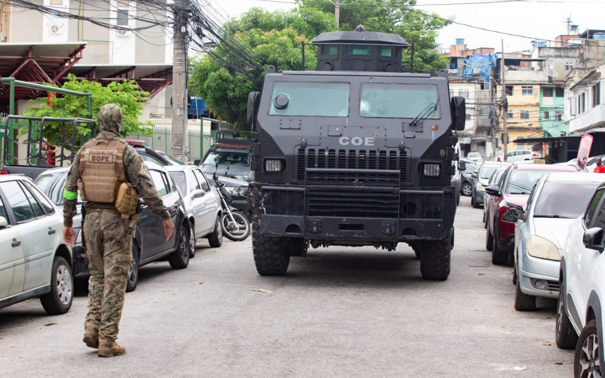 Movimentação policial em frente ao Hospital de Bonsucesso, para onde os criminosos baleados foram encaminhados - Érica Martin/Agência O DIA