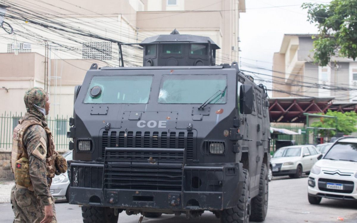 Movimentação policial em frente ao Hospital de Bonsucesso, para onde os criminosos baleados foram encaminhados - Érica Martin/Agência O DIA