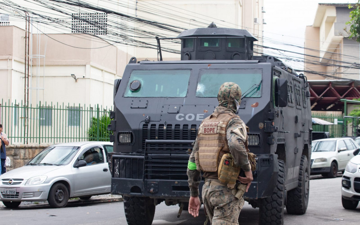 Movimentação policial em frente ao Hospital de Bonsucesso, para onde os criminosos baleados foram encaminhados - Érica Martin/Agência O DIA
