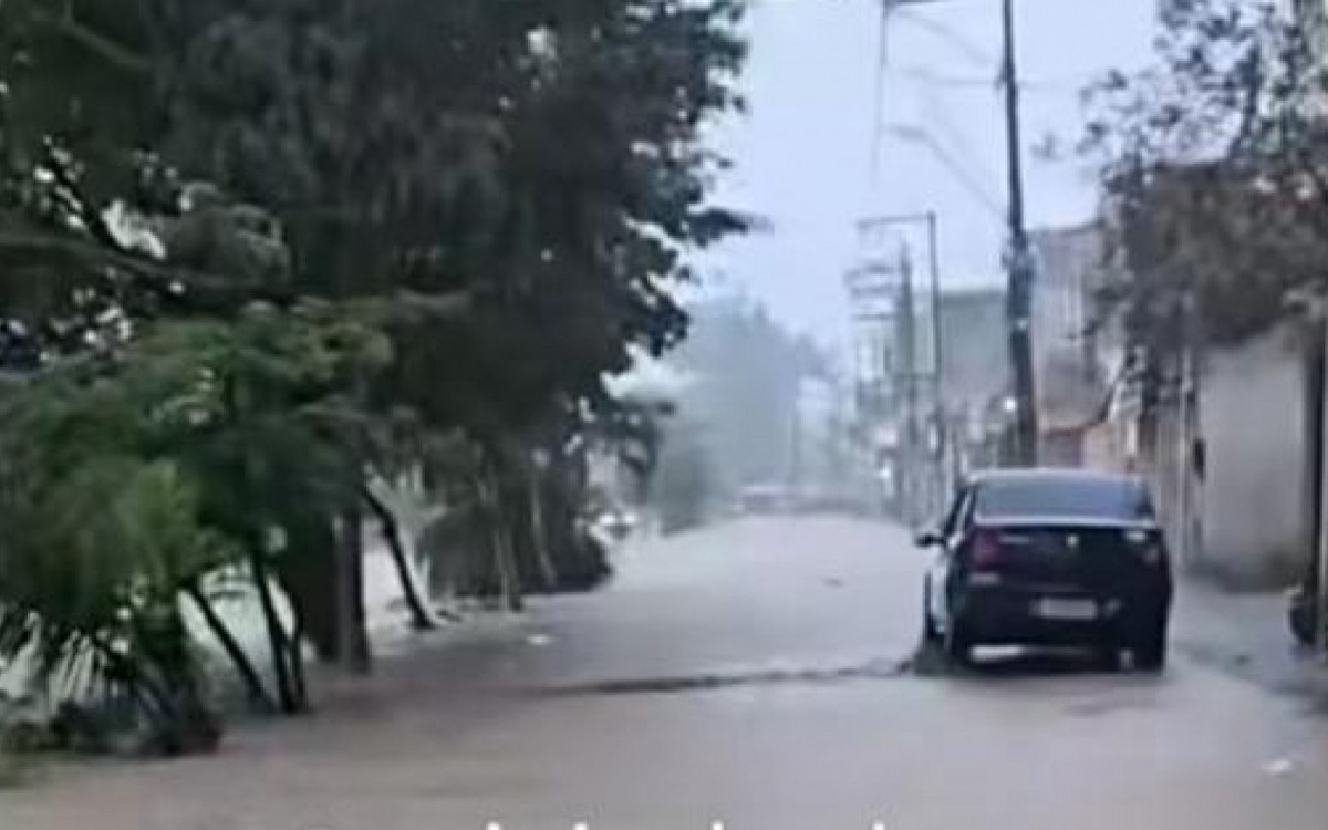 Bairros ficam submersos após forte chuva em Casimiro de Abreu