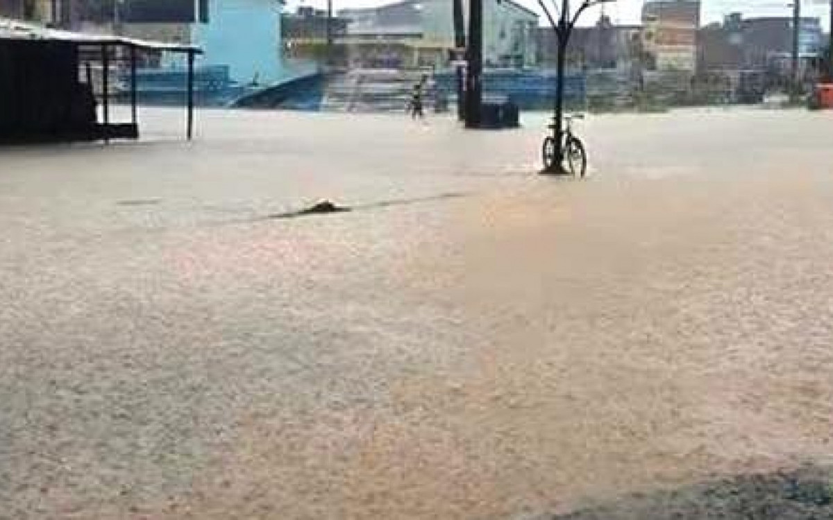 Bairros ficam submersos após forte chuva em Casimiro de Abreu