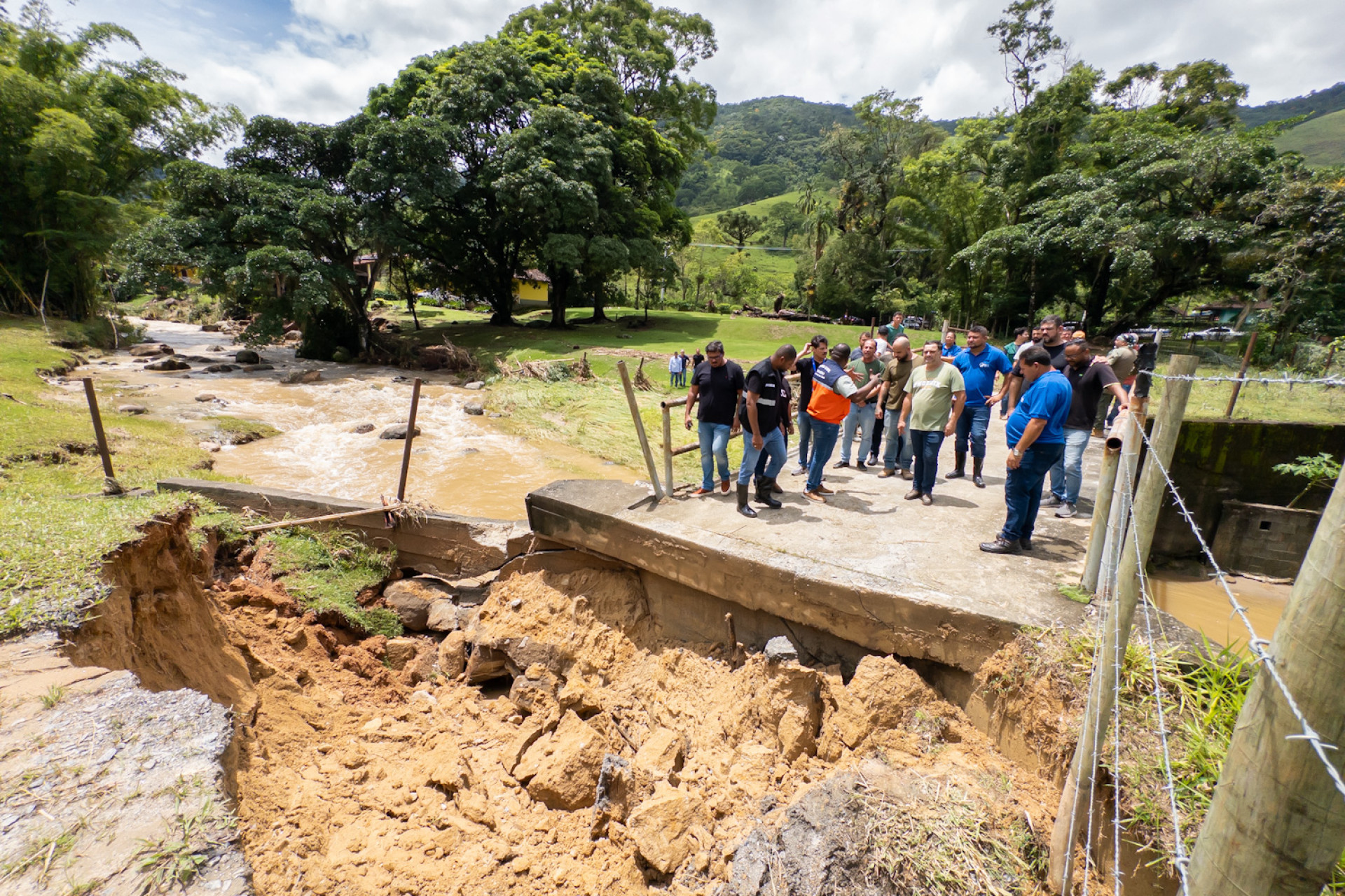 M&aacute;quinas trabalham na recupera&ccedil;&atilde;o de cabeceiras de pontes para restabelecer o acesso de moradores - Foto: Divulga&ccedil;&atilde;o