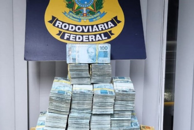 Vídeo: PRF apreende R$ 2 milhões em espécie escondidos em carro em SC