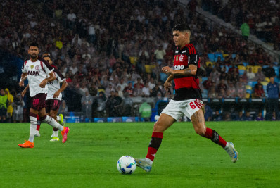 Ayrton Lucas explica erro com Rossi em gol sofrido pelo Flamengo