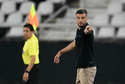 Anselmi destrincha esquemas táticos do Botafogo em vitória e explica ausência de Neto