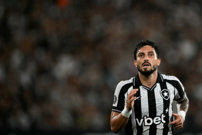 Alex Telles avalia adaptação à nova função no Botafogo