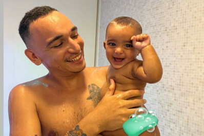 João Gomes publica cliques do primeiro banho de chuveiro com filho caçula 