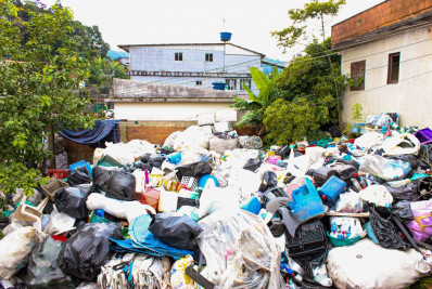 Ferro-velho é interditado no Quitandinha