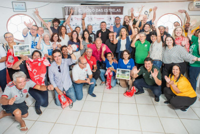 Com a presença de Zico, doações do Jogo das Estrelas são entregues a instituições