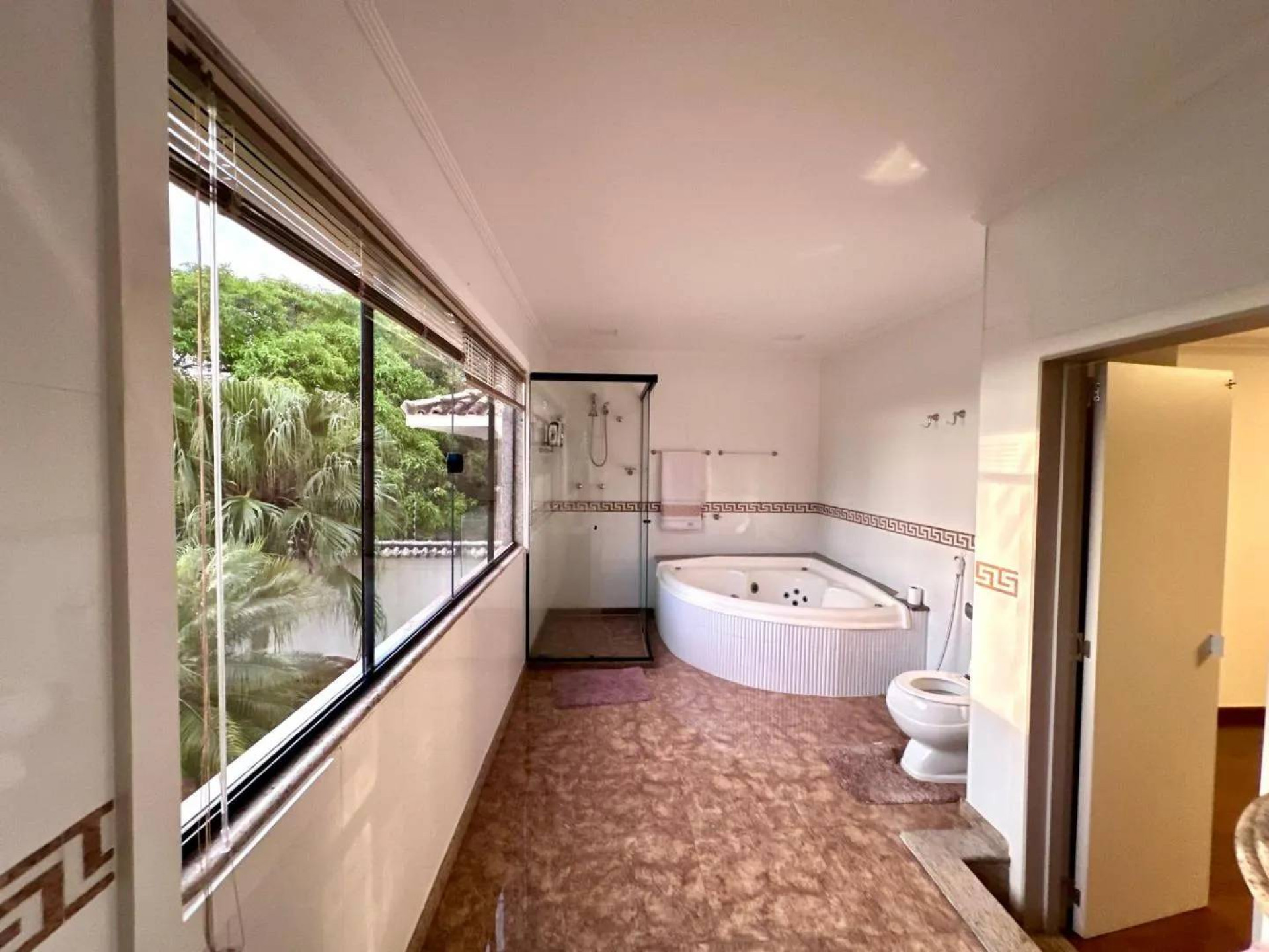 Mansão onde Adilsinho foi preso contava com jacuzzi - Divulgação