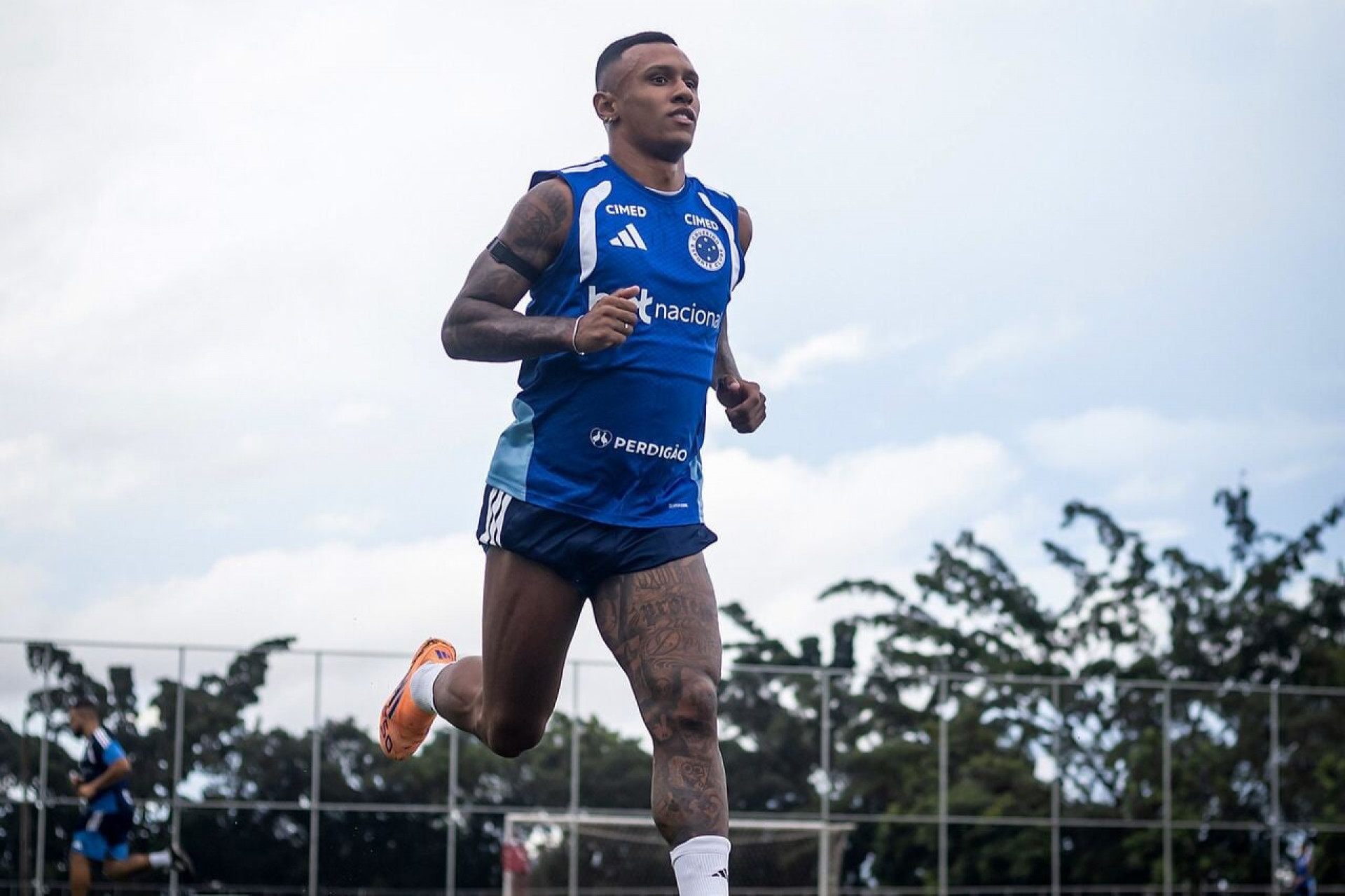 Cruzeiro: Marquinhos avan&ccedil;a em recupera&ccedil;&atilde;o ap&oacute;s cirurgia no joelho