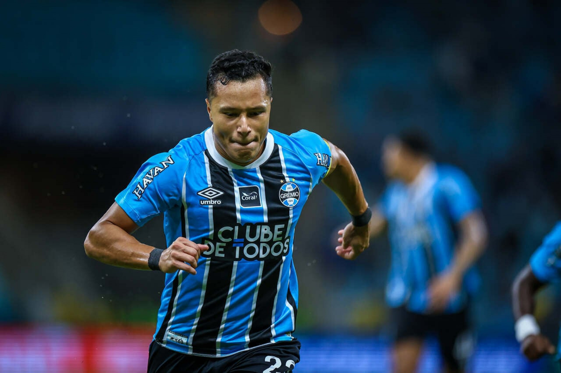 Marlon celebra gol da vit&oacute;ria do Gr&ecirc;mio e diz: “Sou gremista de cora&ccedil;&atilde;o”