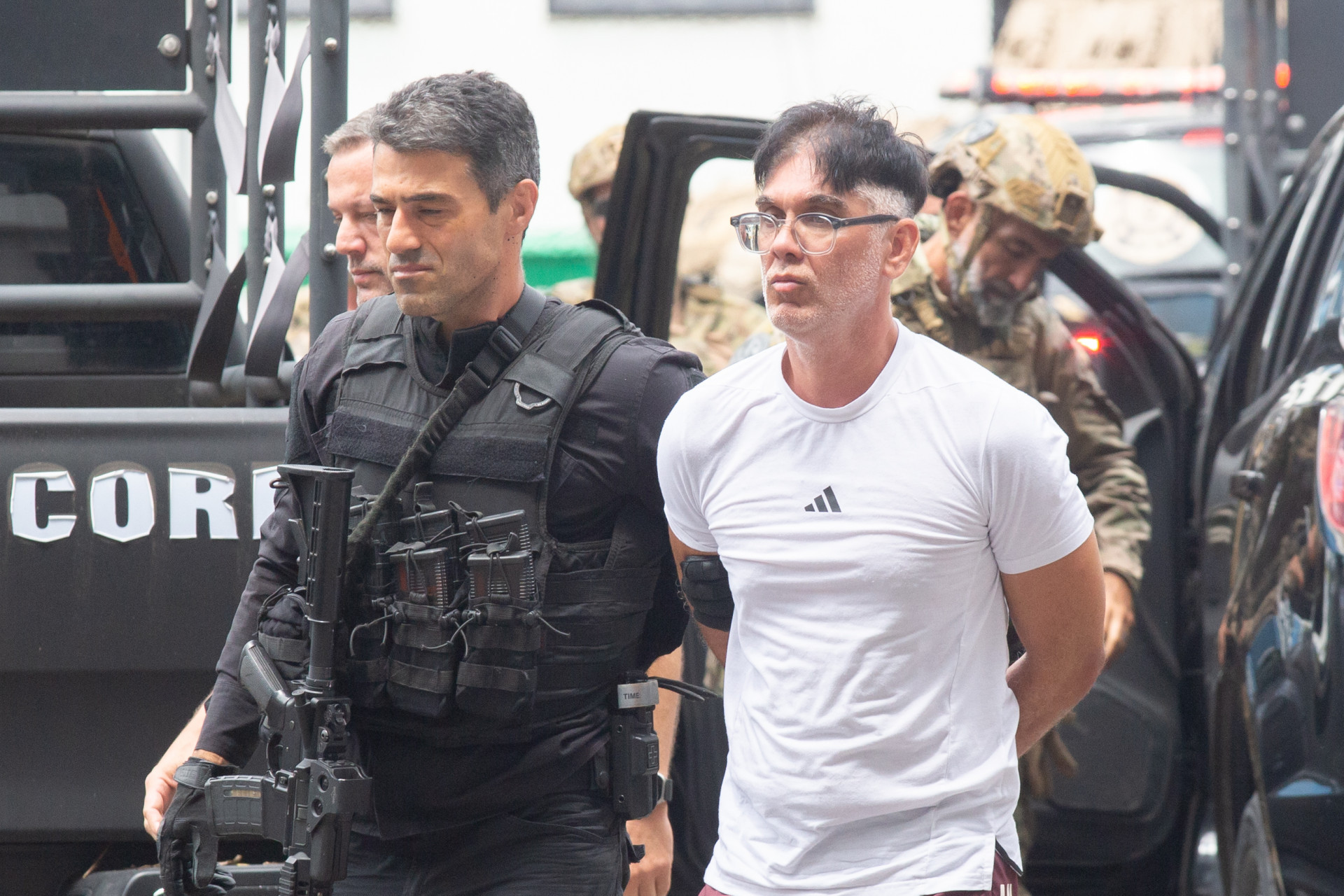 Movimenta&ccedil;&atilde;o na sede da Policia Federal no centro do Rio de Janeiro , durante a chegada do contraventor Adilson Oliveira Coutinho Filho, o Adilsinho que foi preso na manh&atilde; desta quinta (26) em Cabo Frio. Foto: &Eacute;rica Martin/Ag&ecirc;ncia O Dia