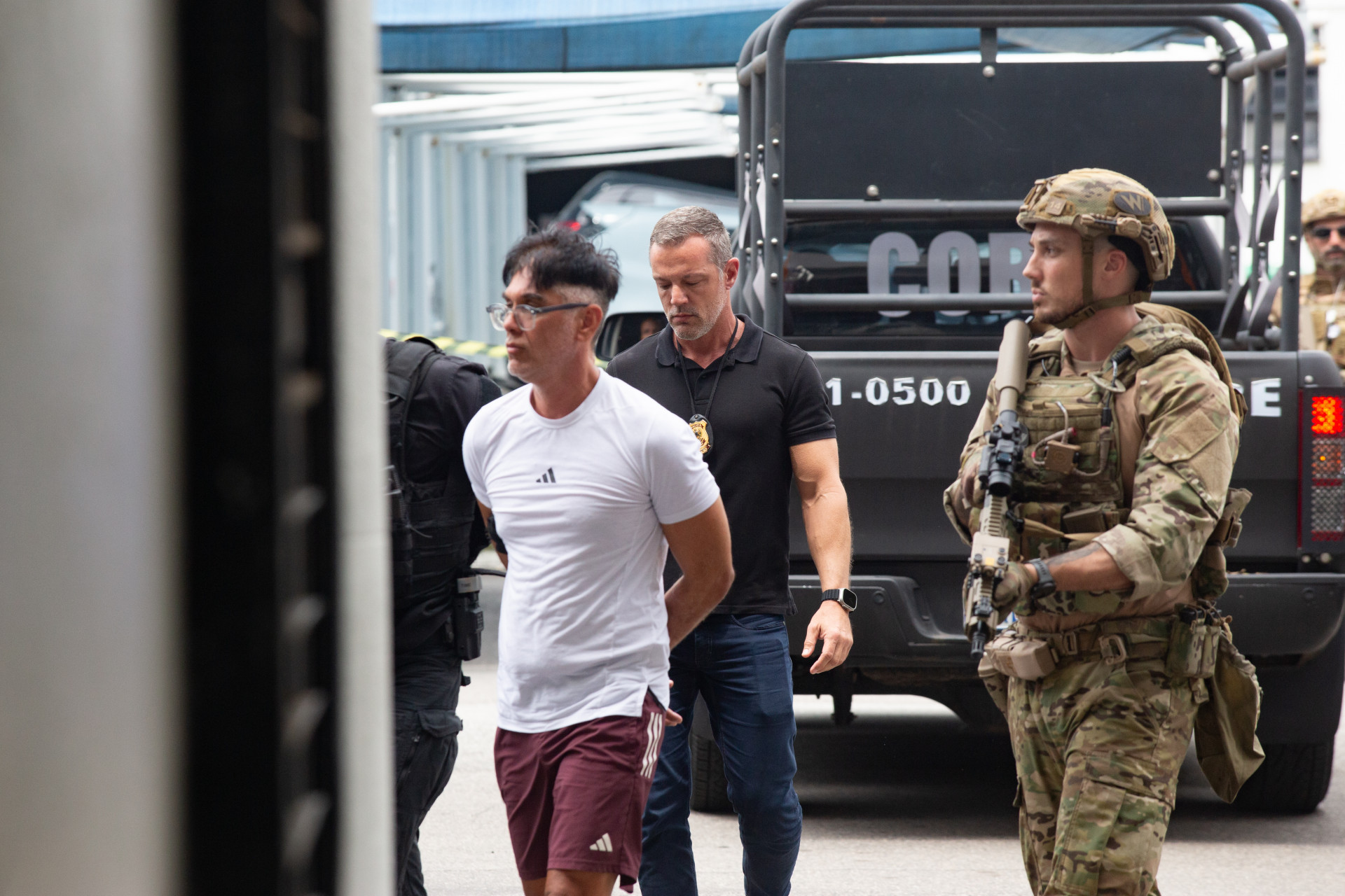 Contraventor Adilsinho chega &agrave; sede da Policia Federal, no Centro do Rio, na manh&atilde; de quinta-feira (26) - &Eacute;rica Martin/Ag&ecirc;ncia O Dia