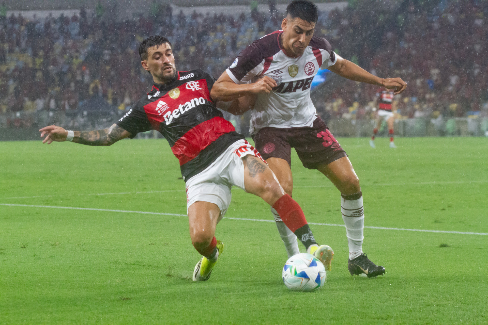 Lance do jogo entre Flamengo e Lan&uacute;s - &Eacute;rica Martin/Ag&ecirc;ncia O Dia