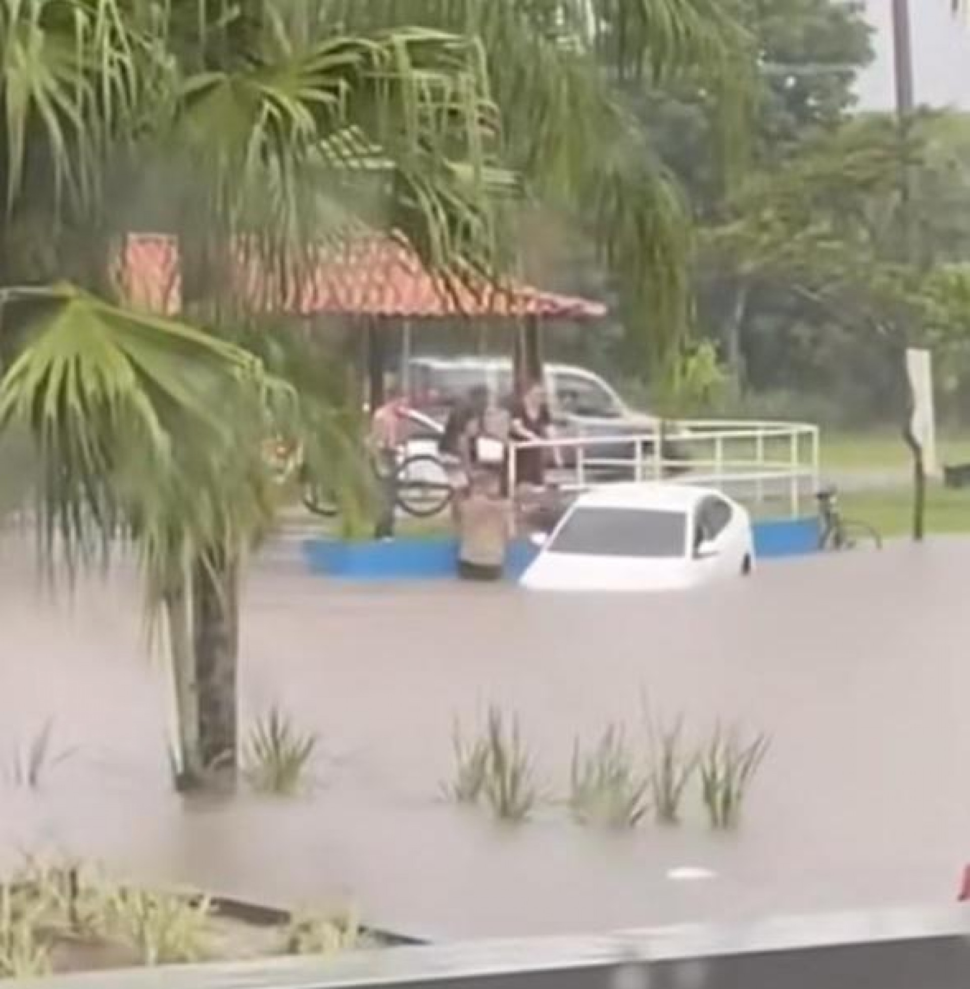 Temporal provoca alagamentos e suspende aulas em Rio das Ostras