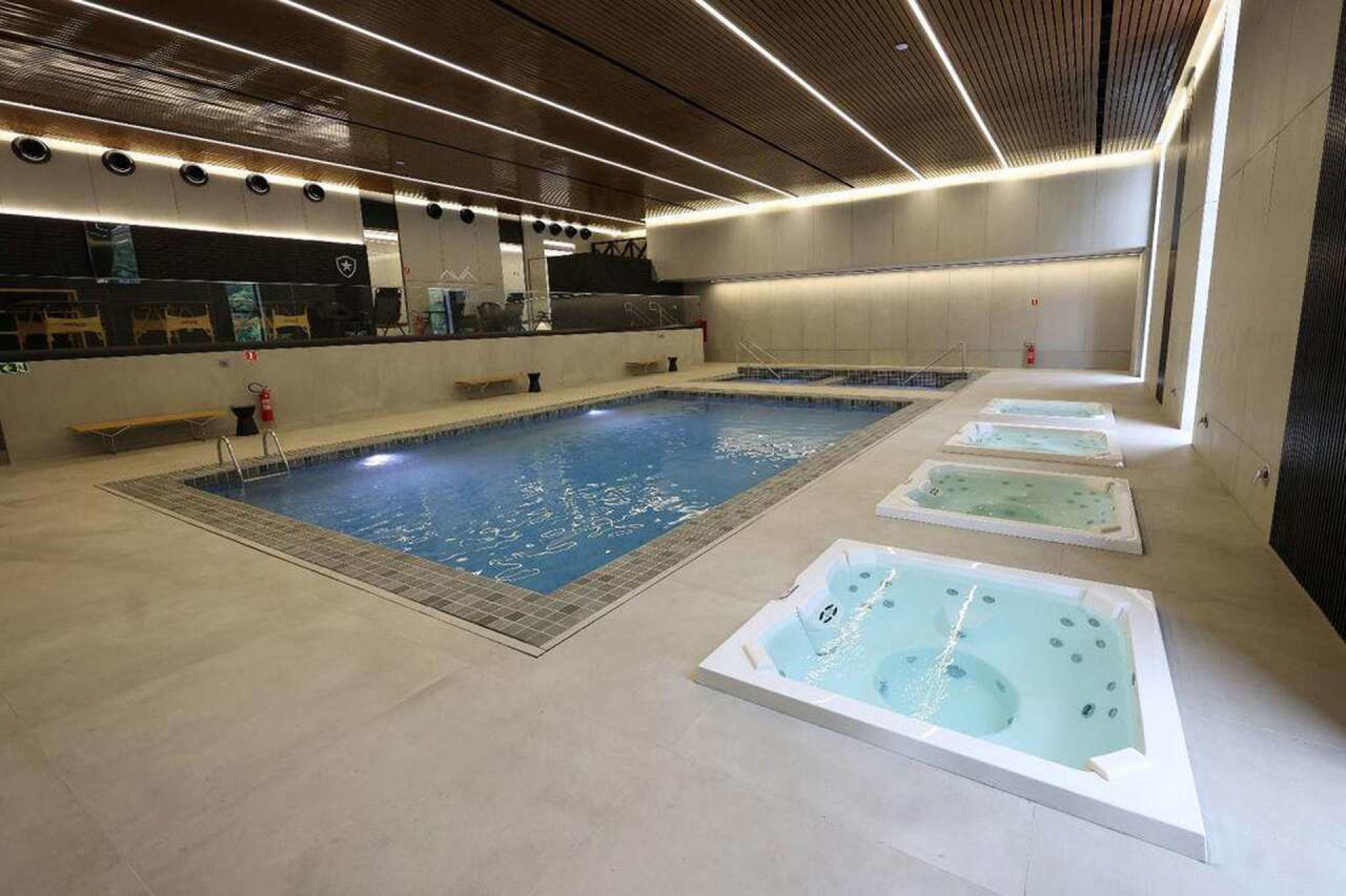 Com Textor, Botafogo inaugura &aacute;rea de recupera&ccedil;&atilde;o f&iacute;sica no CT