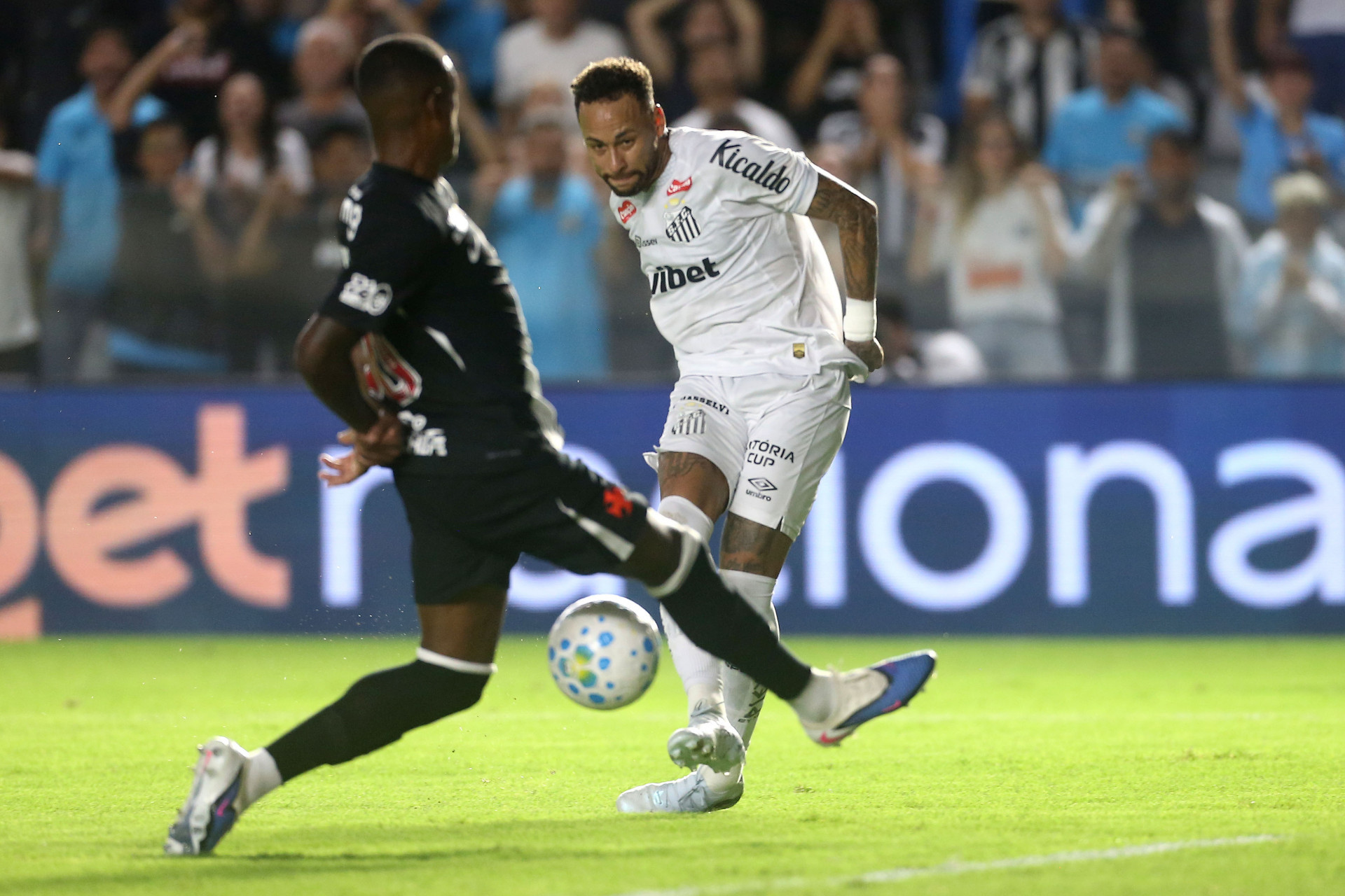 Neymar recupera boa fase e afunda o Vasco na zona de rebaixamento