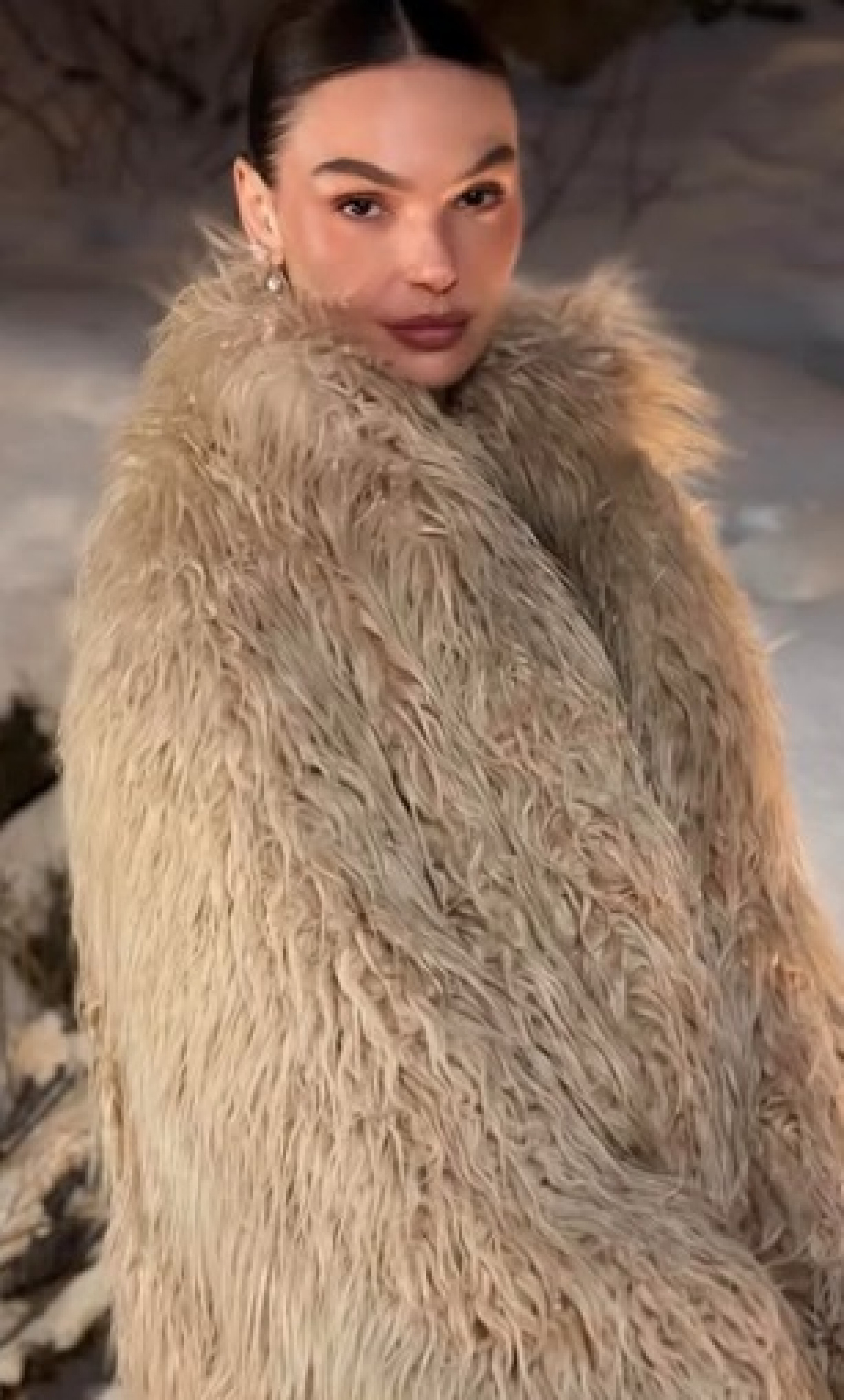 Isis Valverde usa maquiagem monocromática - Reprodução do Instagram