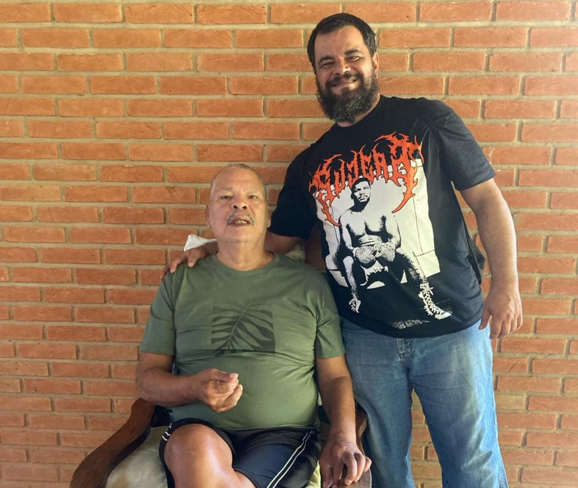 Maguila ao lado de Fernando Tucori durante entrevista para o livro -  (Foto: Arquivo pessoal)