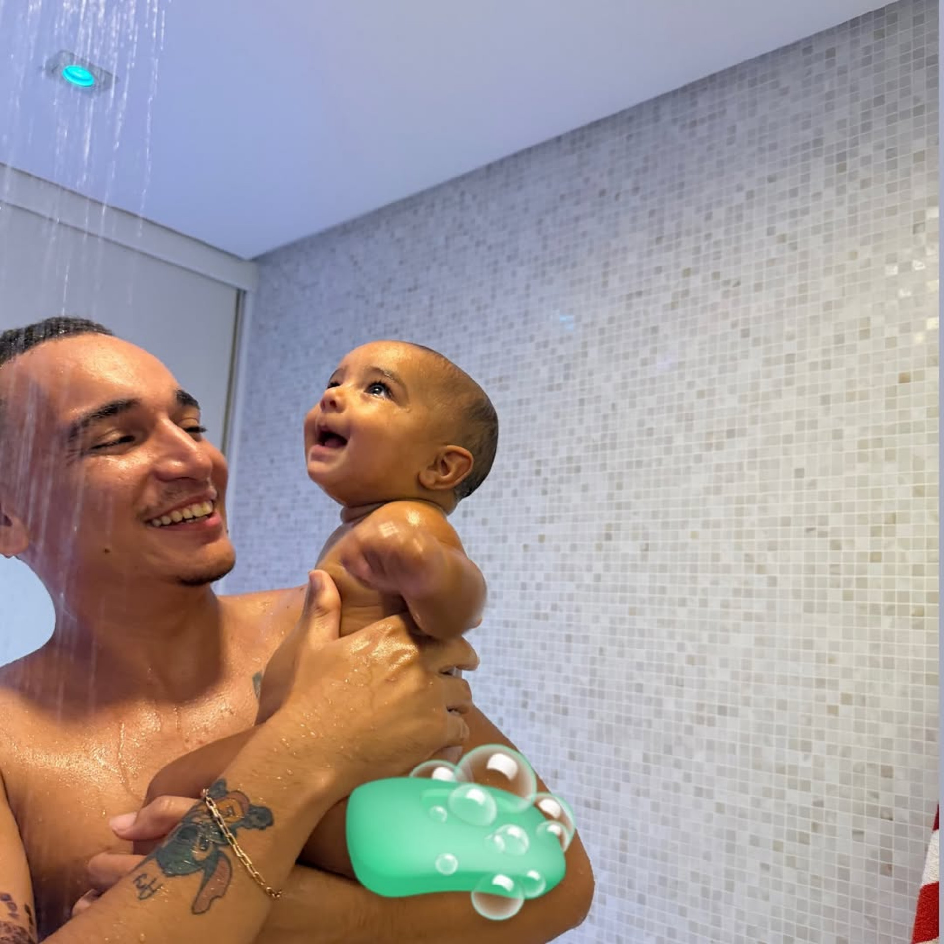 João Gomes mostra cliques do primeiro banho de chuveiro com o filho caçula - Reprodução / Instagram