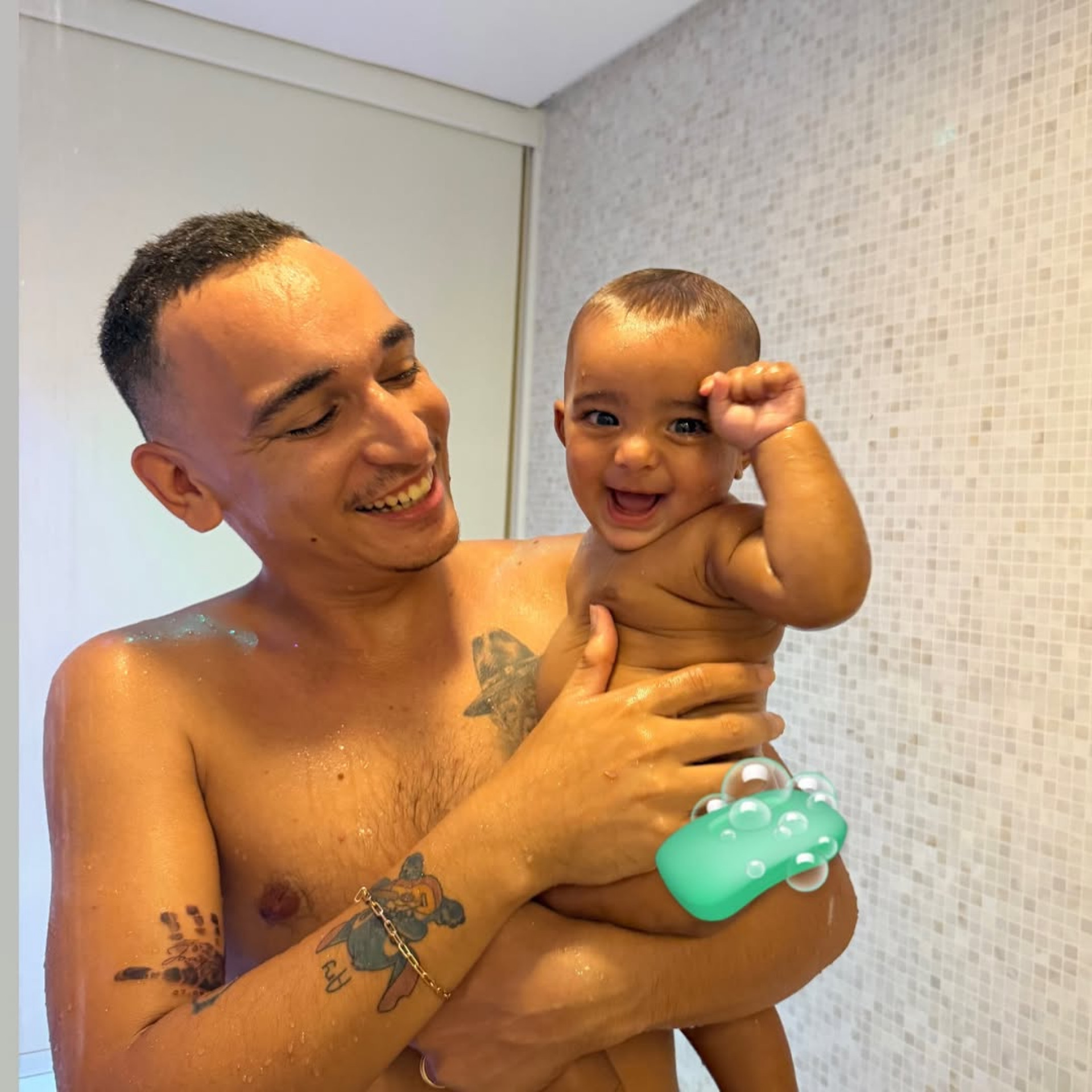 João Gomes mostra cliques do primeiro banho de chuveiro com o filho caçula - Reprodução / Instagram